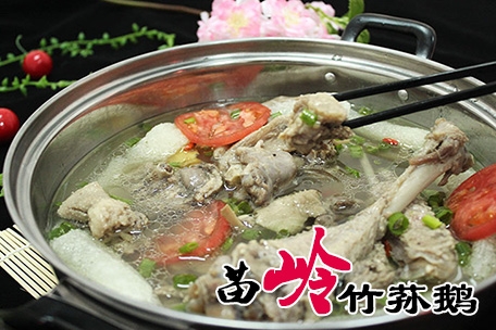 【舜泰火鍋】苗嶺竹蓀鵝本店所用大鵝均為笨鵝，湯鮮味美，其肉肥而不膩，香氣撲鼻。